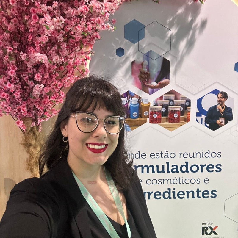 Agustina, ingeniera química, en una feria de formulación de cosméticos