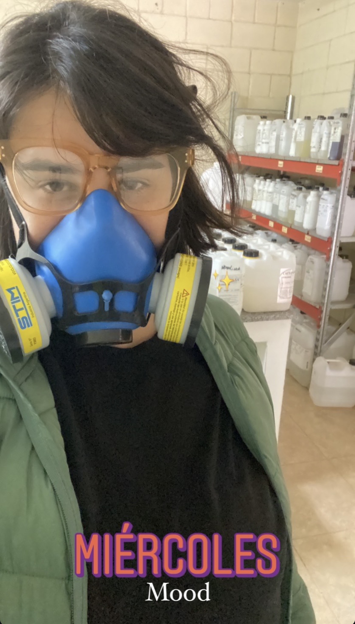 Agustina con máscara de gases en una fábrica de productos de limpieza