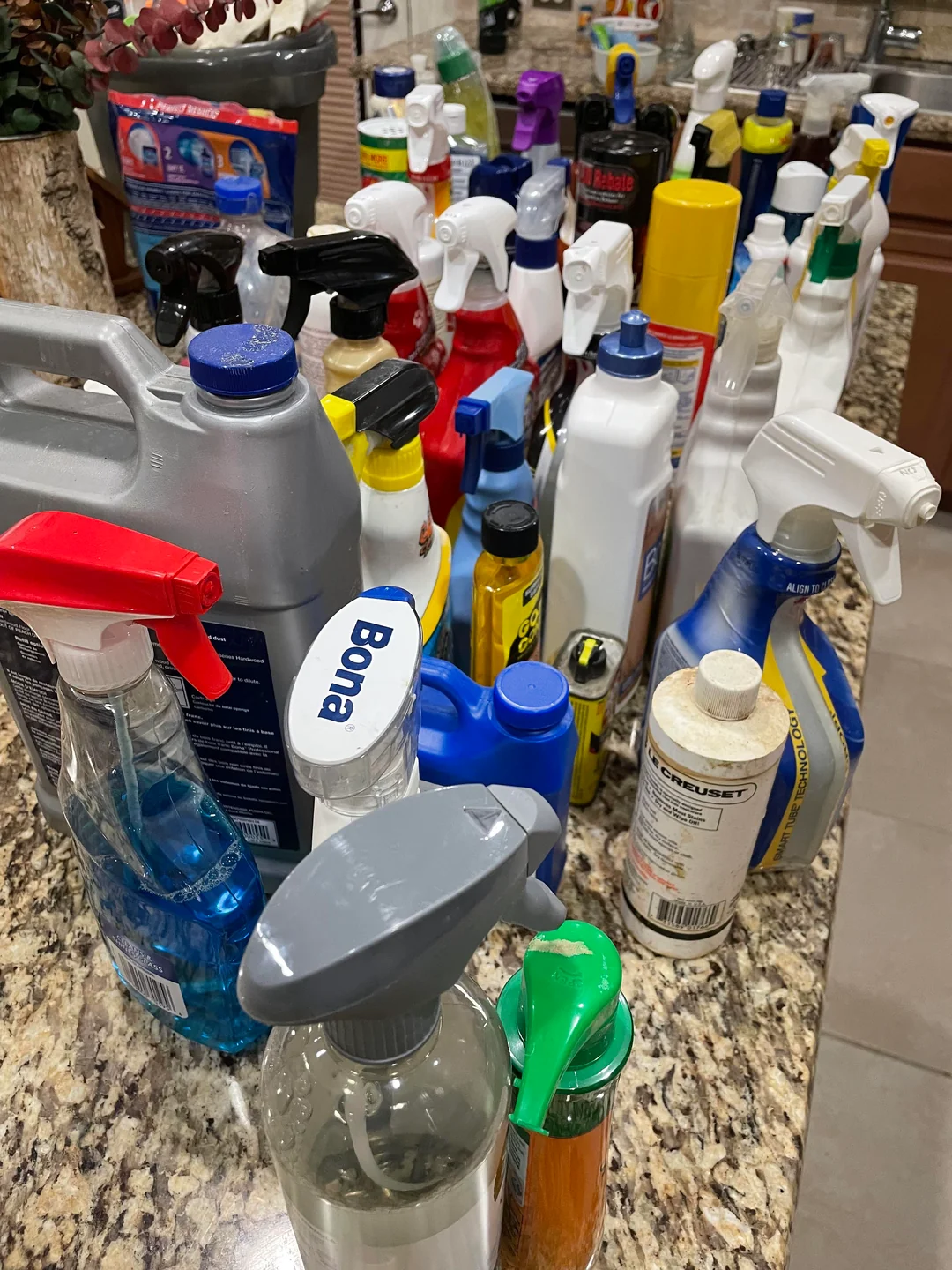 Productos convencionales acumulados en una casa
